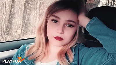 Seksikas beib imeb rõõmsalt sooduskaarti